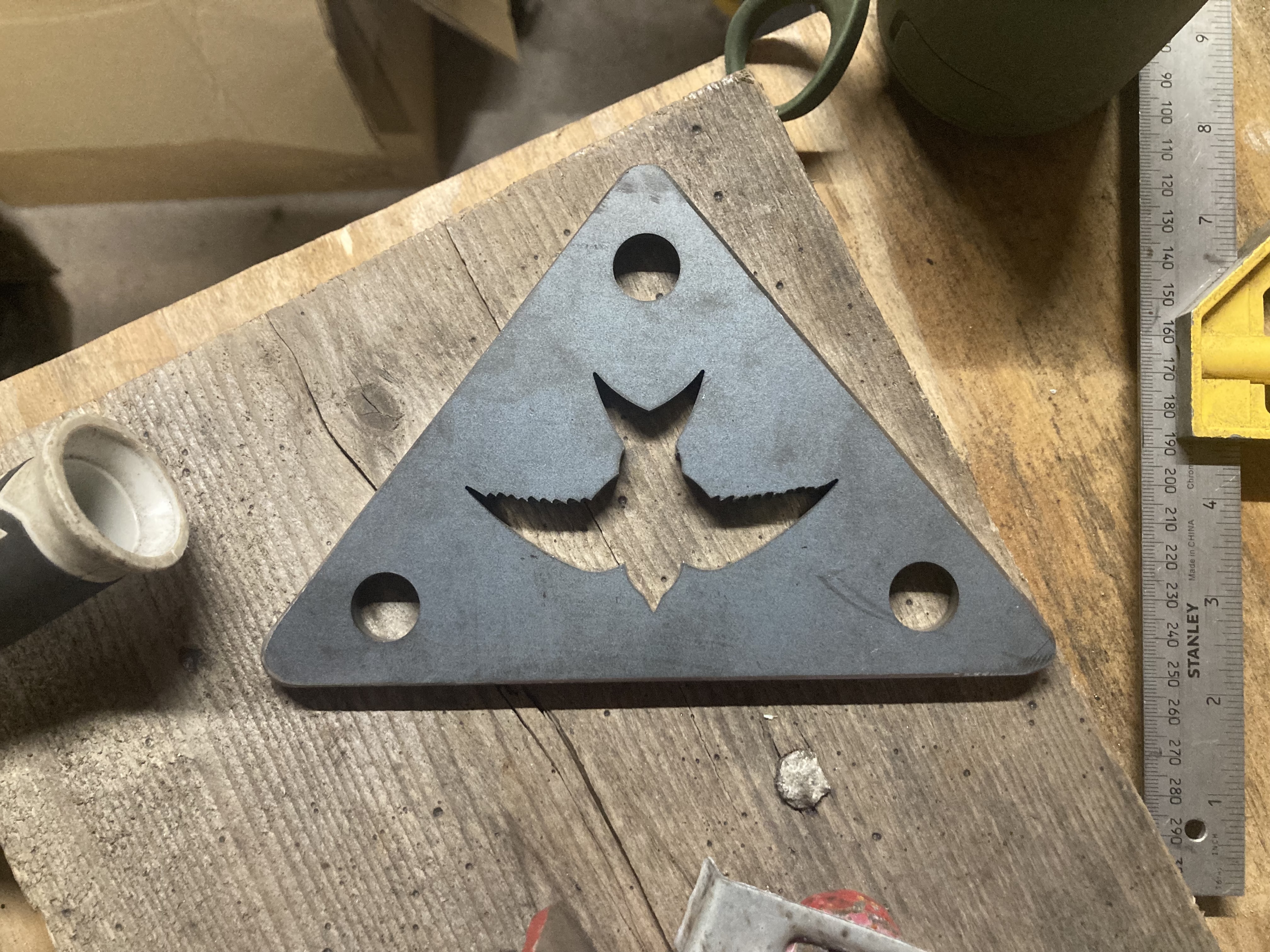 Spreader plate for straps