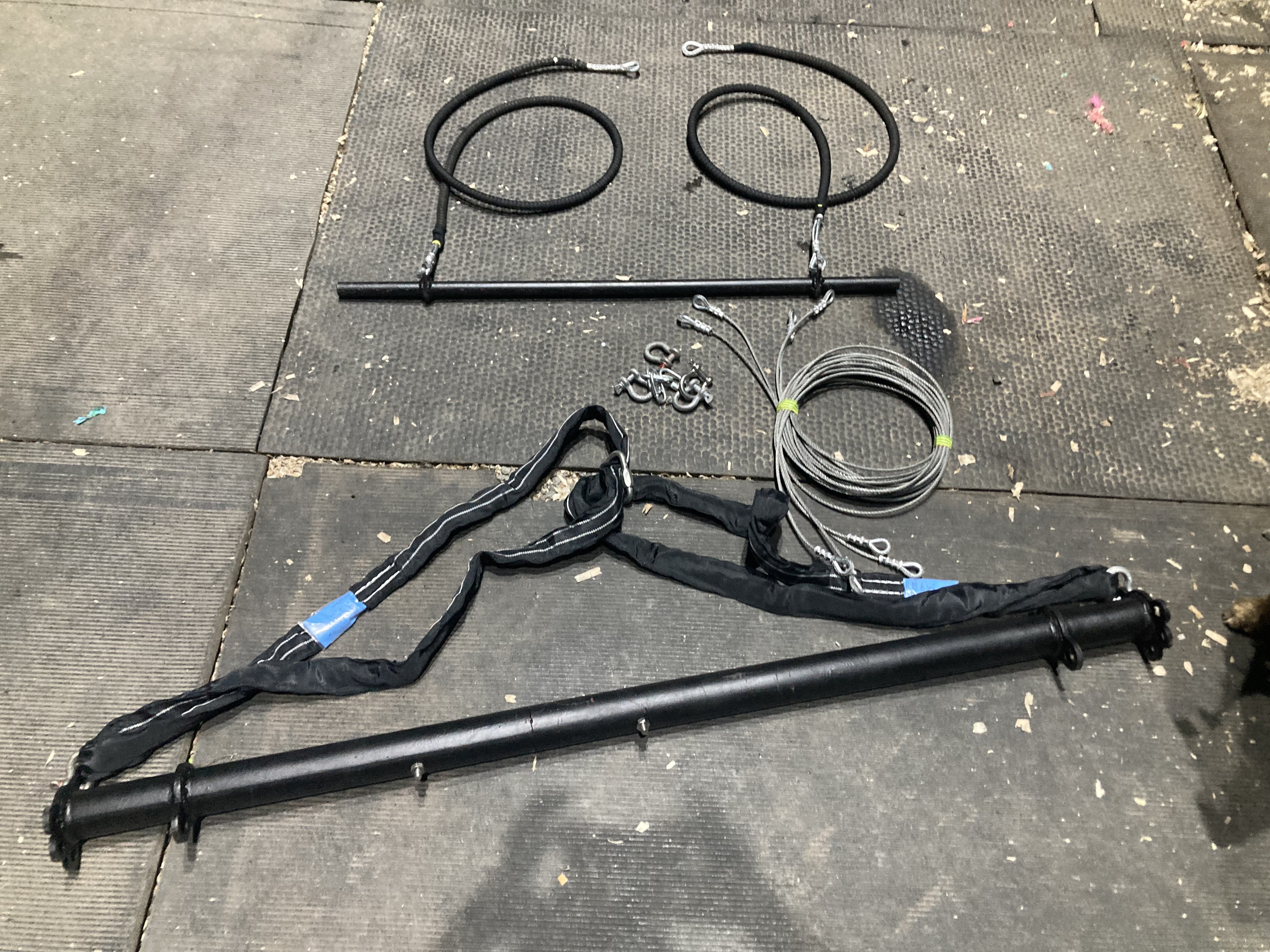 Swinging boom and bar